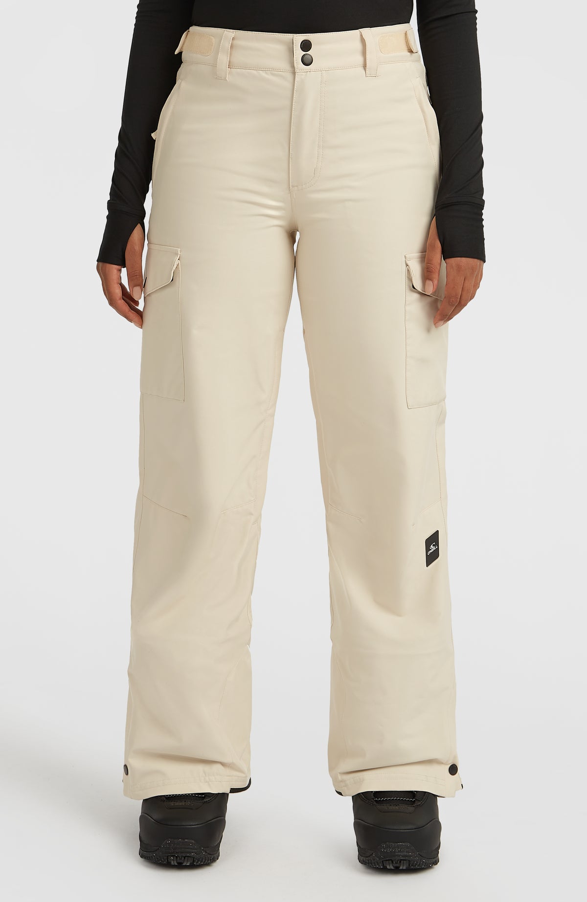 O'Neill FWC'Cruz Cargo-Skihose für Damen in Beige, Vorderansicht am Model