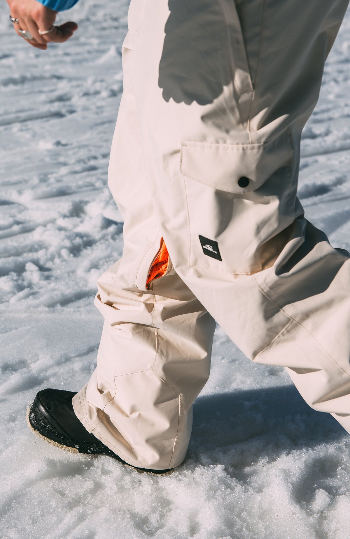 FWC'Cruz Cargo-Skihose für Damen, beige, im Schnee mit geöffnetem Belüftungsreißverschluss