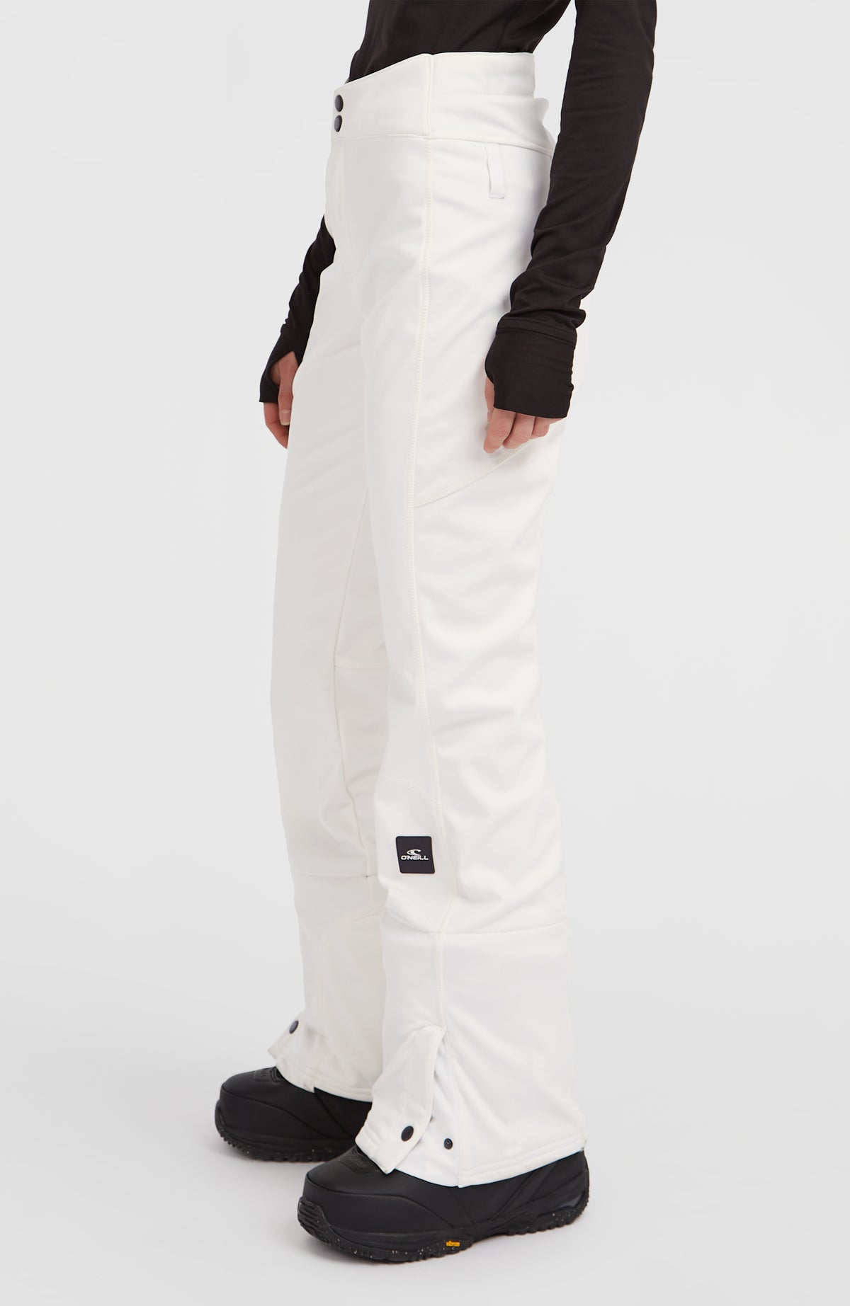 FWC'Cruz Softshell-Skihose für Damen, weiß, Dreiviertelansicht am Model