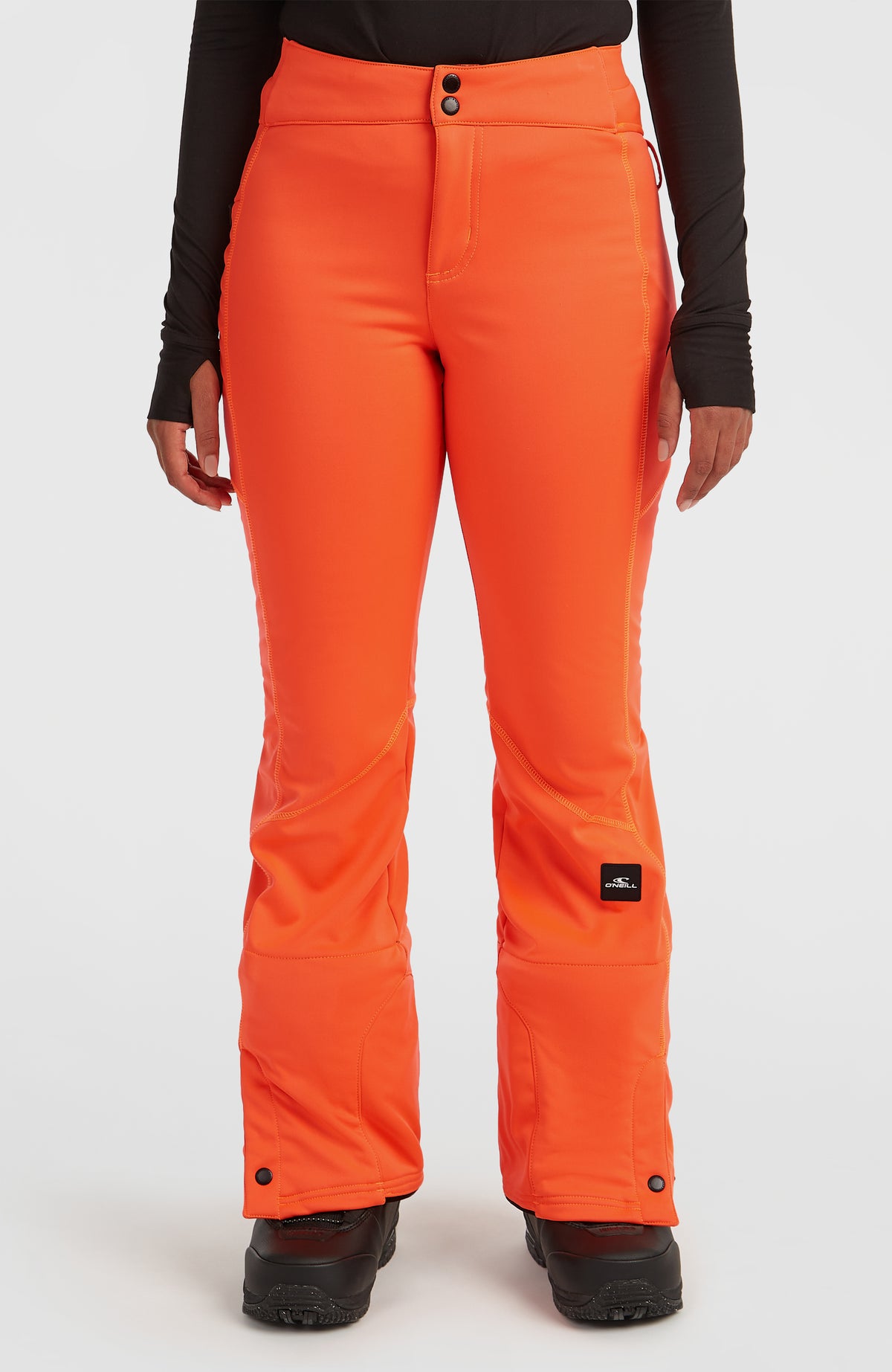 O'Neill FWC'Cruz Softshell-Skihose für Damen, rot, Vorderansicht am Model mit Logo-Patch am Bein