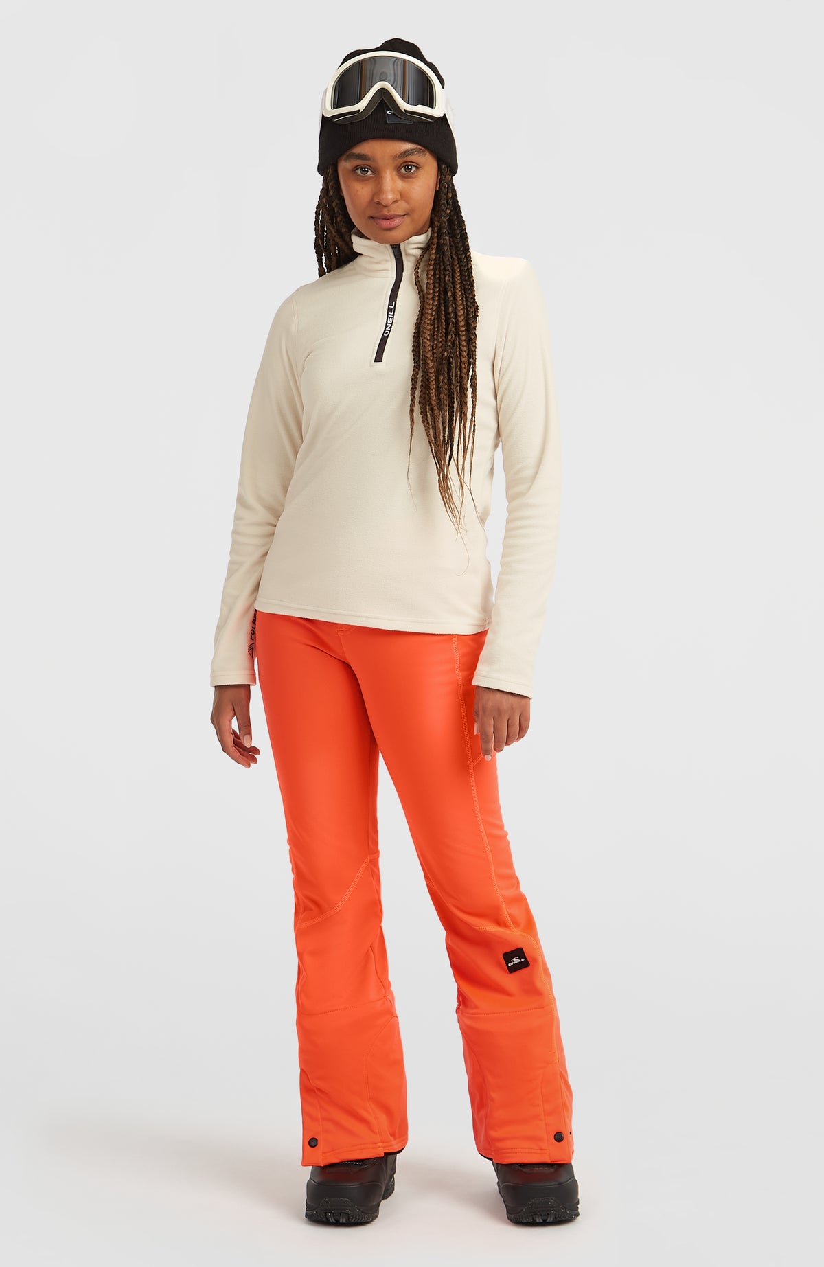 FWC'Cruz Softshell-Skihose für Damen, rot, getragen am Model in Ganzkörperansicht