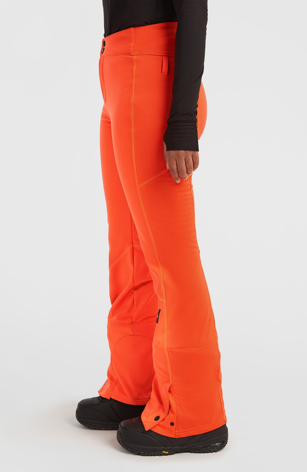 FWC'Cruz Softshell-Skihose für Damen, rot, Seitenansicht am Model mit Ziernähten