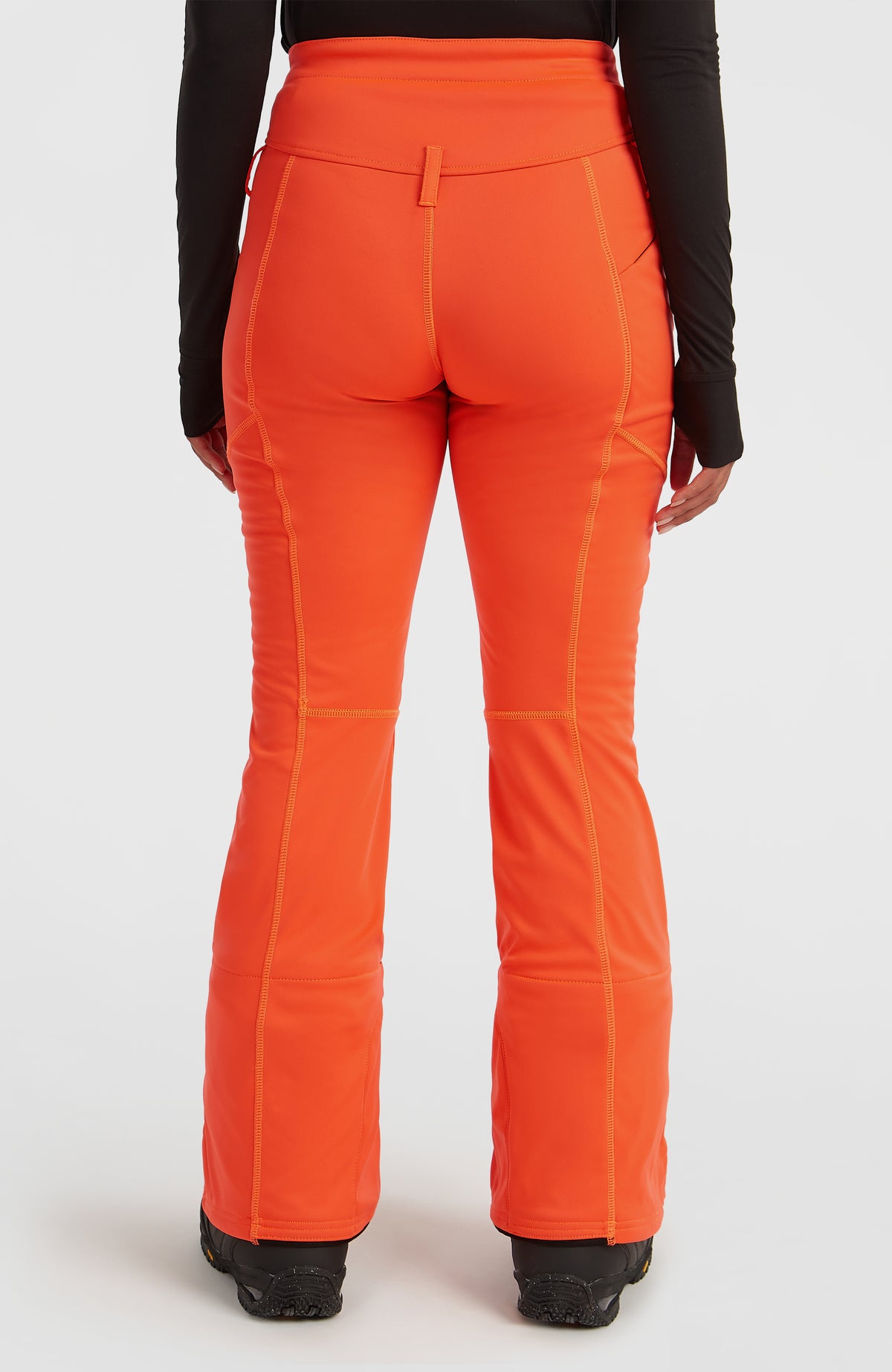 FWC'Cruz Softshell-Skihose für Damen, rot, Rückansicht am Model mit Bund und Ziernähten