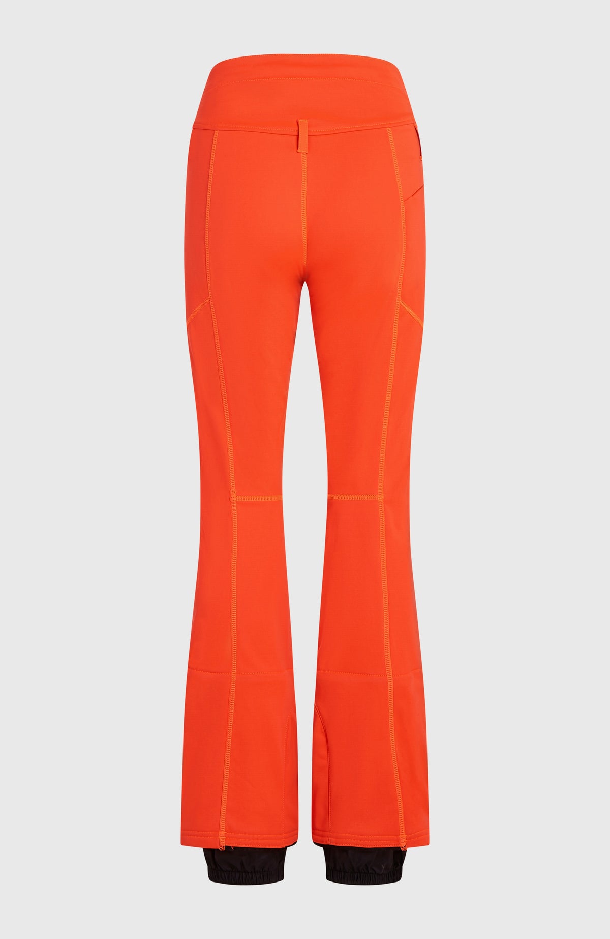 Rote FWC'Cruz Softshell-Skihose für Damen, freigestellt von hinten mit Ziernähten und Gürtelschlaufen