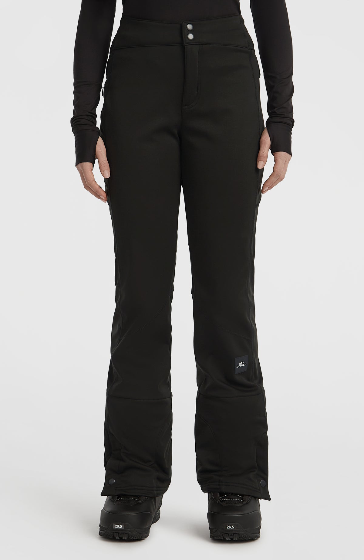 O'Neill FWC'Cruz Softshell-Skihose für Damen in Schwarz, Vorderansicht am Model mit Druckknöpfen am Bund