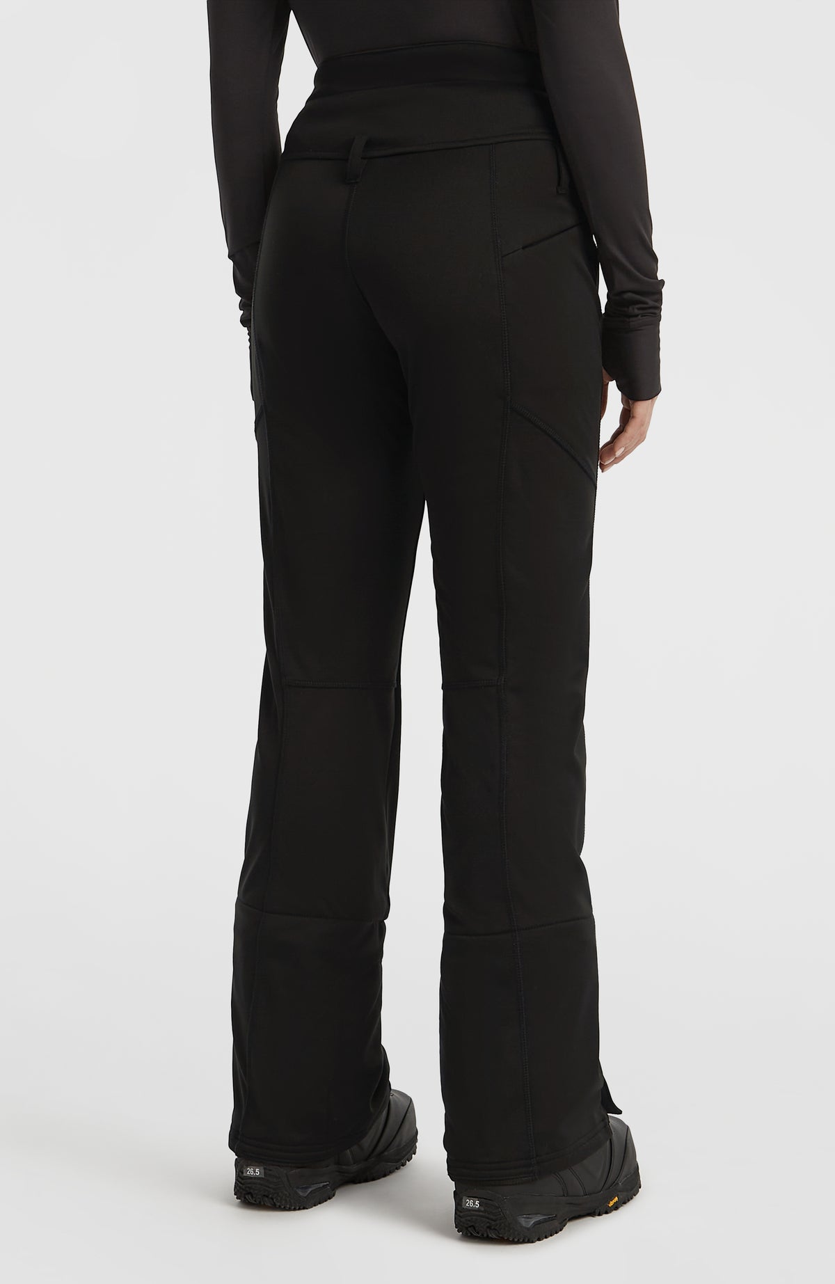Schwarze FWC'Cruz Softshell-Skihose für Damen, Rückansicht am Model mit Teilungsnähten und Gürtelschlaufen