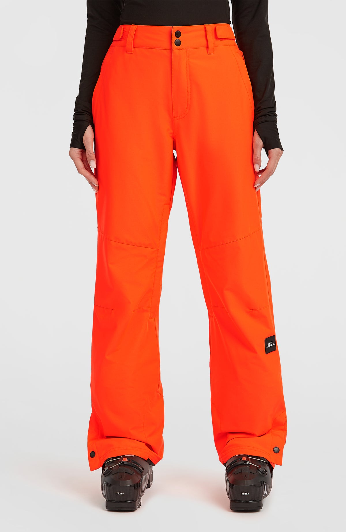 O'Neill FWC'Cruz Slim Skihose für Damen, rot, Vorderansicht am Model mit Knöpfen am Bund