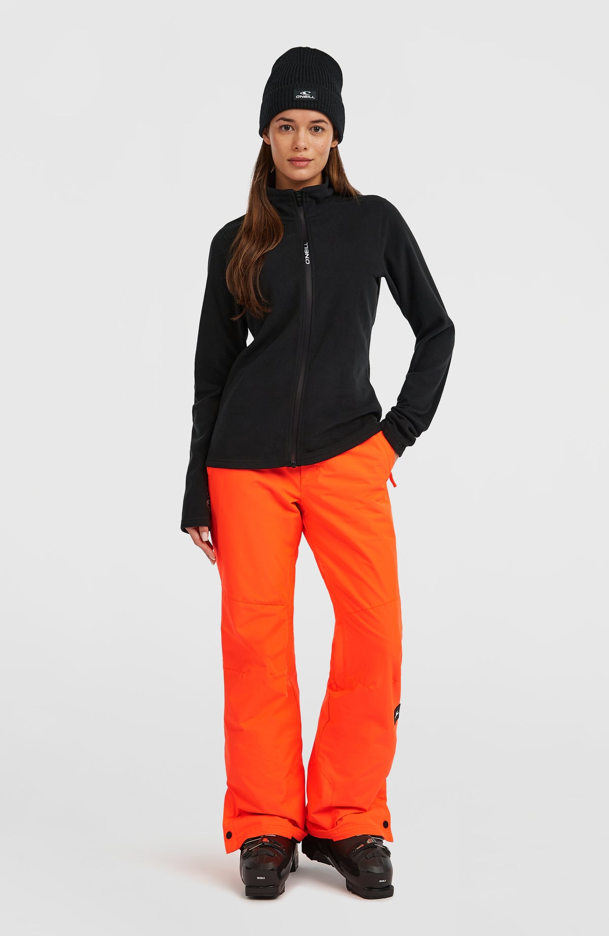 FWC'Cruz Slim Skihose für Damen, rot, getragen am Model in Ganzkörperansicht