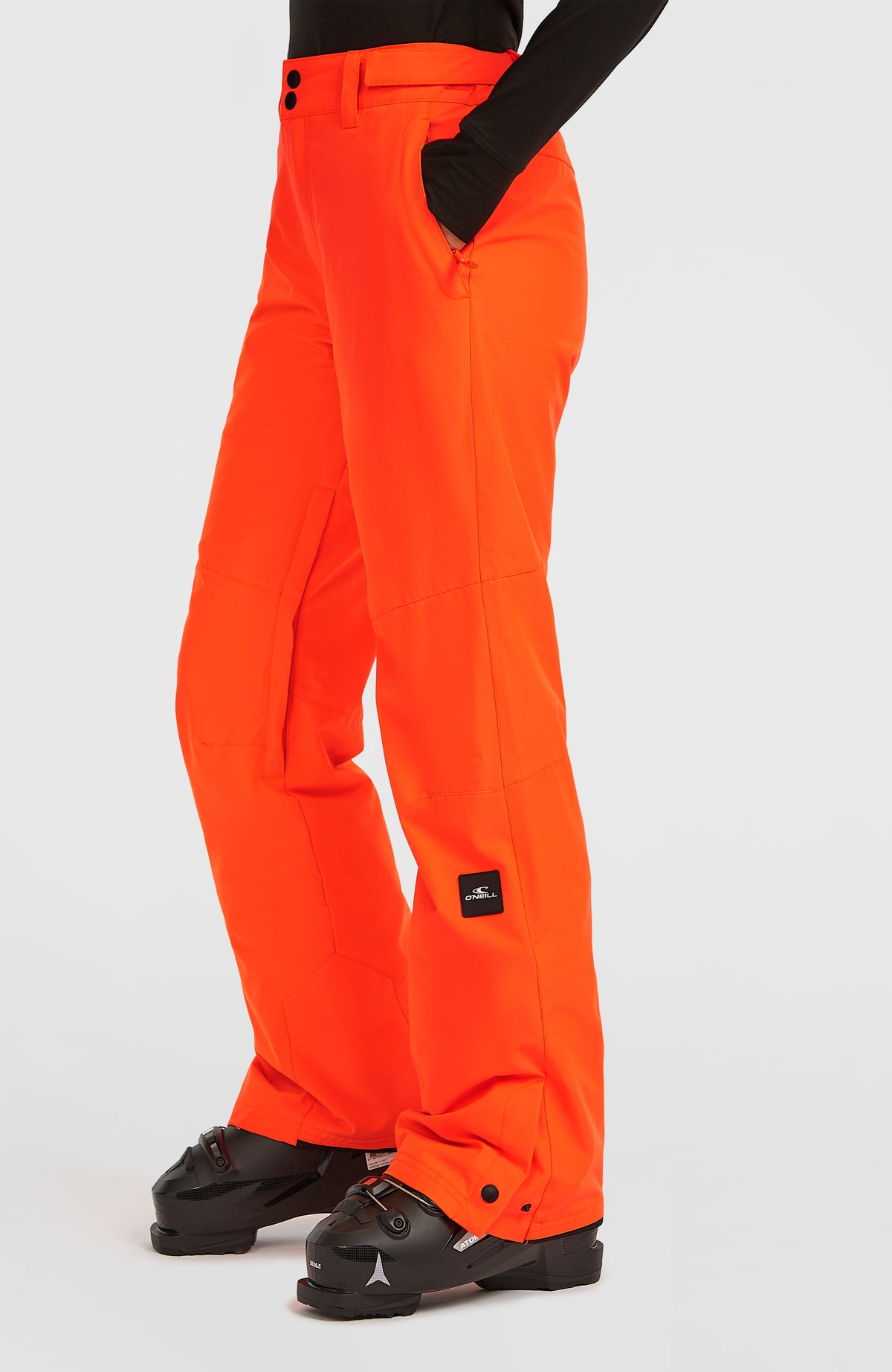 FWC'Cruz Slim Skihose für Damen, rot, Seitenansicht am Model mit Logo-Badge am Hosenbein