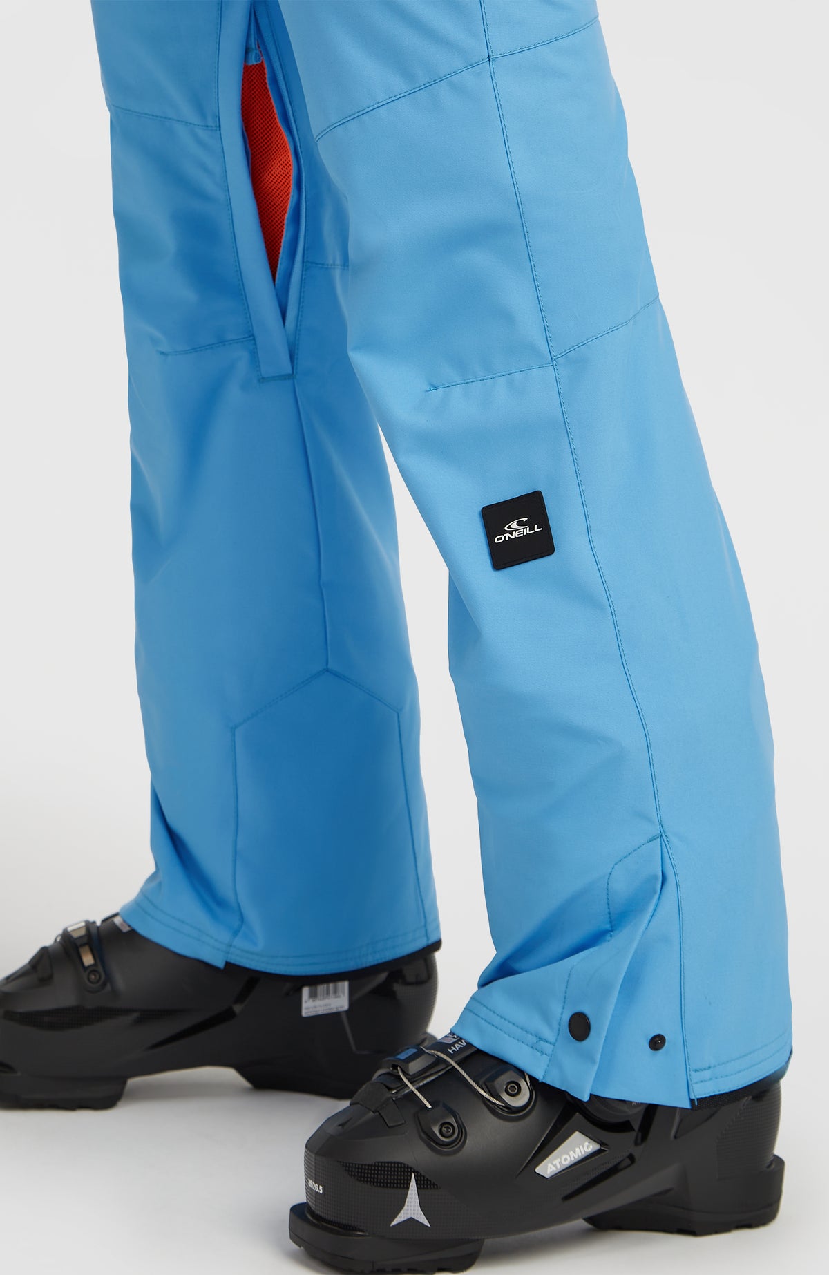 Nahaufnahme des Hosenbeins der blauen FWC'Cruz Slim Skihose für Damen mit geöffnetem Belüftungsreißverschluss