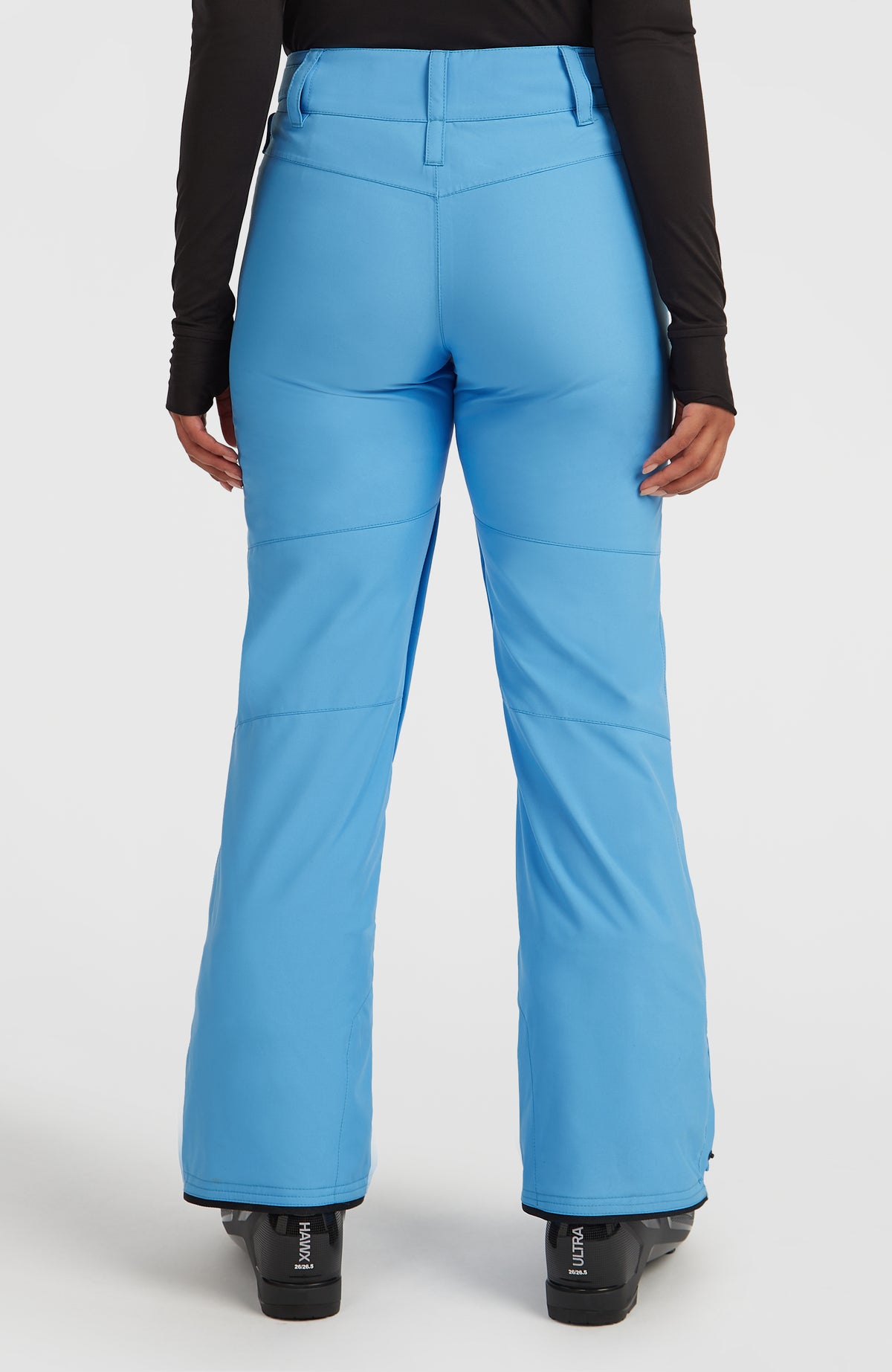 FWC'Cruz Slim Skihose für Damen, blau, Rückansicht am Model mit Gürtelschlaufen und Teilungsnähten
