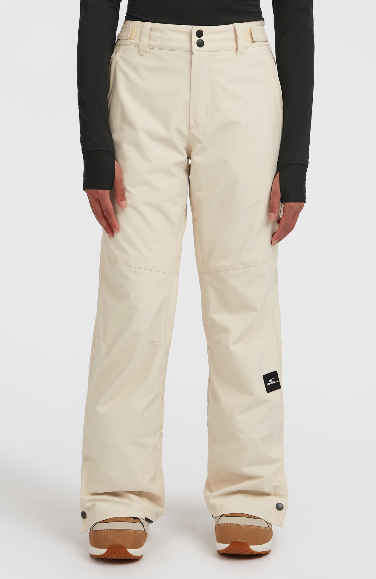O'Neill FWC'Cruz Slim Skihose für Damen, beige, Vorderansicht getragen am Model mit Druckknöpfen am Bund