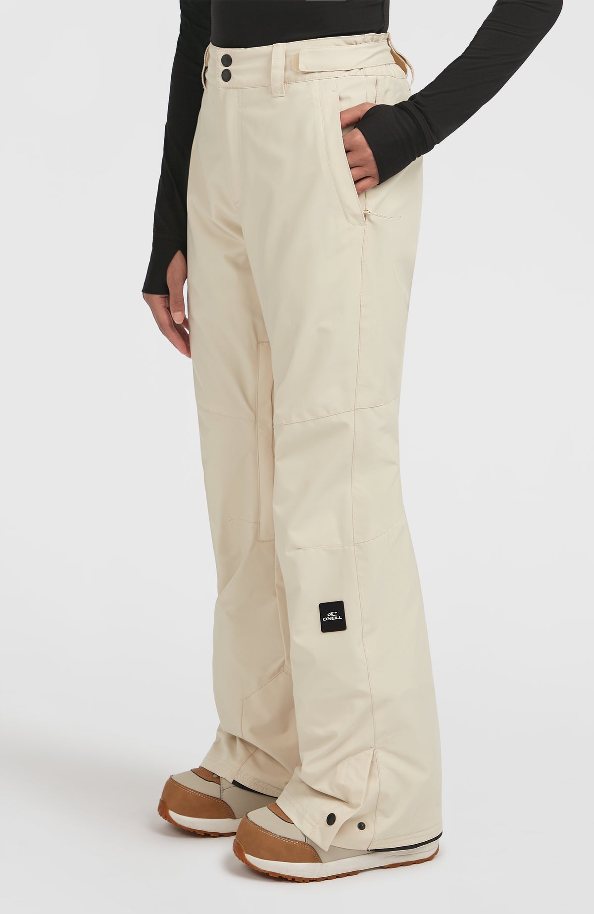 FWC'Cruz Slim Skihose für Damen, beige, Seitenansicht getragen am Model mit Logo-Patch am Hosenbein