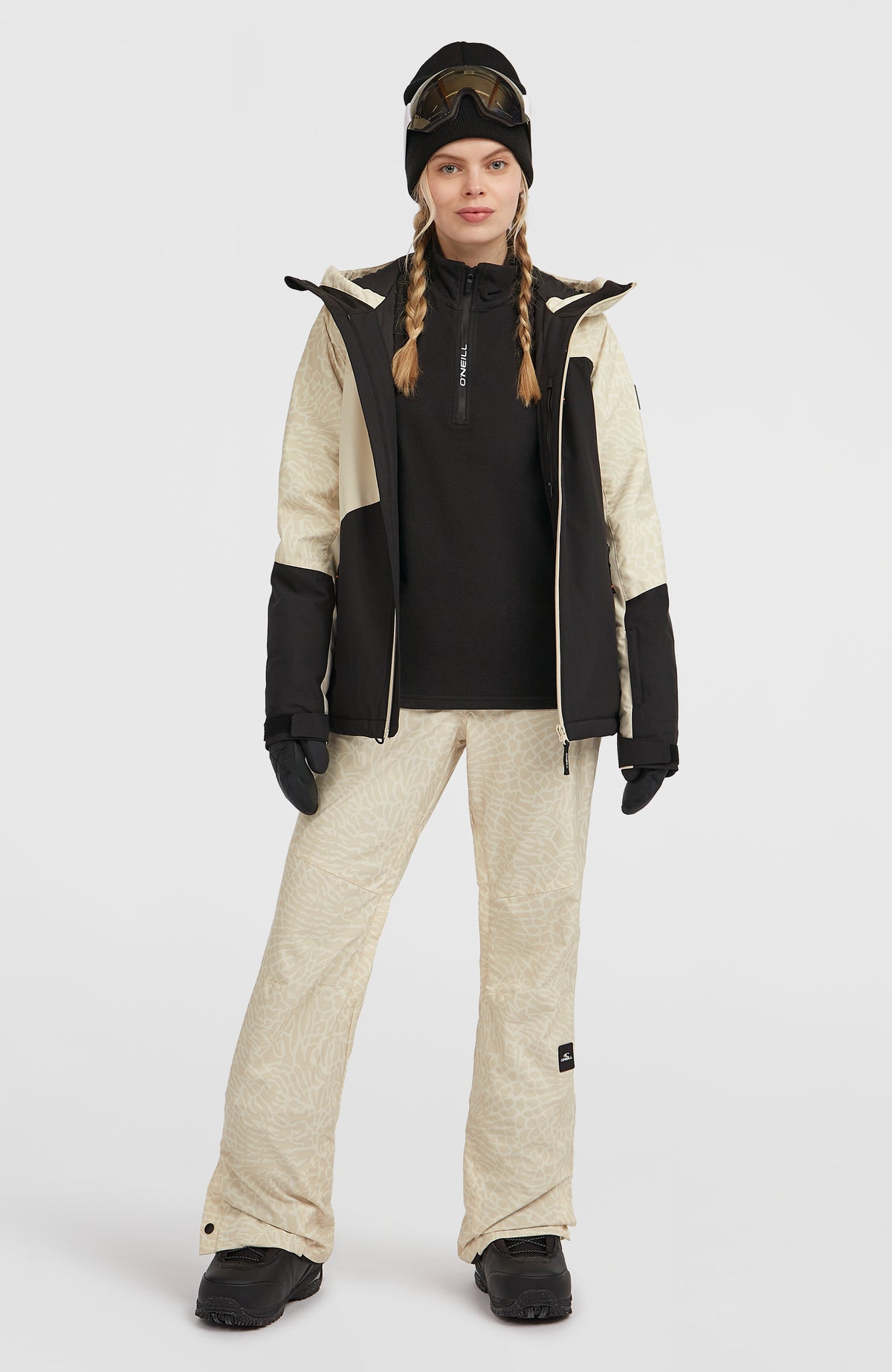 FWC'Cruz Slim Skihose für Damen, beige mit Animal-Print in Cremeweiß, am Model mit Skijacke und Mütze
