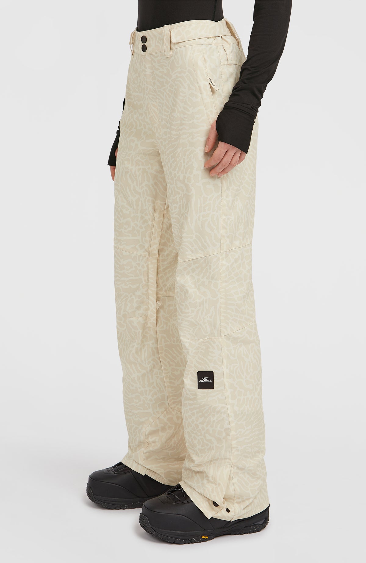 FWC'Cruz Slim Skihose für Damen, beige mit Animal-Print, Halbprofilansicht mit Logo-Badge am Bein