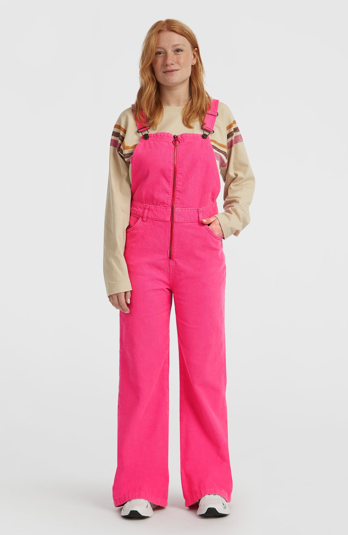 O'Neill O'Riginals Cord-Latzhose für Damen in Pink, getragen am Model, Vorderansicht