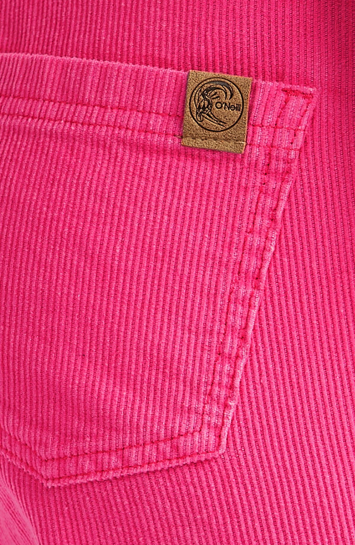 Detailaufnahme der Gesäßtasche mit rundem Logo-Aufnäher der pinken O'Riginals Cord-Latzhose