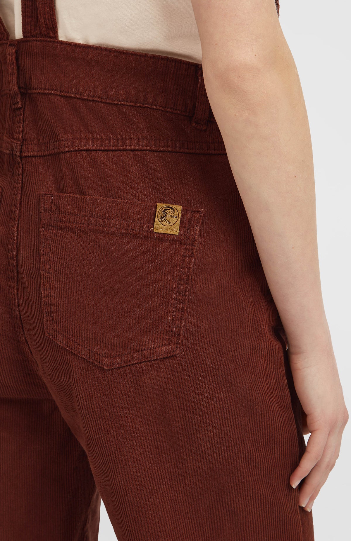 O'Riginals Cord-Latzhose, braun, Nahaufnahme der aufgesetzten Gesäßtasche mit Logo-Patch