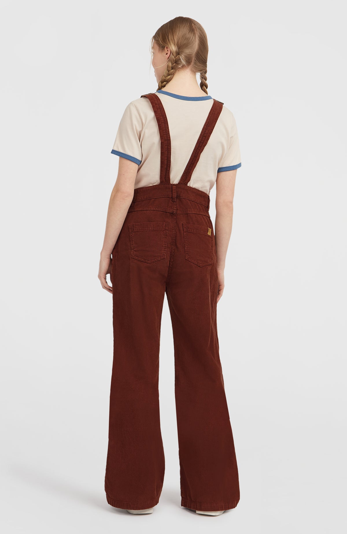 O'Riginals Cord-Latzhose für Damen, braun, Rückansicht mit V-Trägern, am Model
