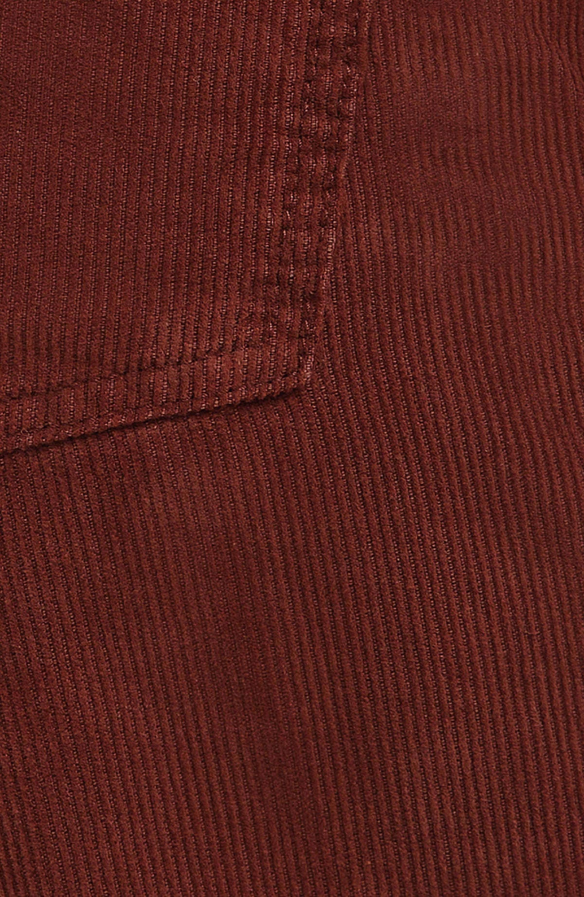 O'Riginals Cord-Latzhose, braun, Detailaufnahme der gerippten Oberfläche und Steppnaht