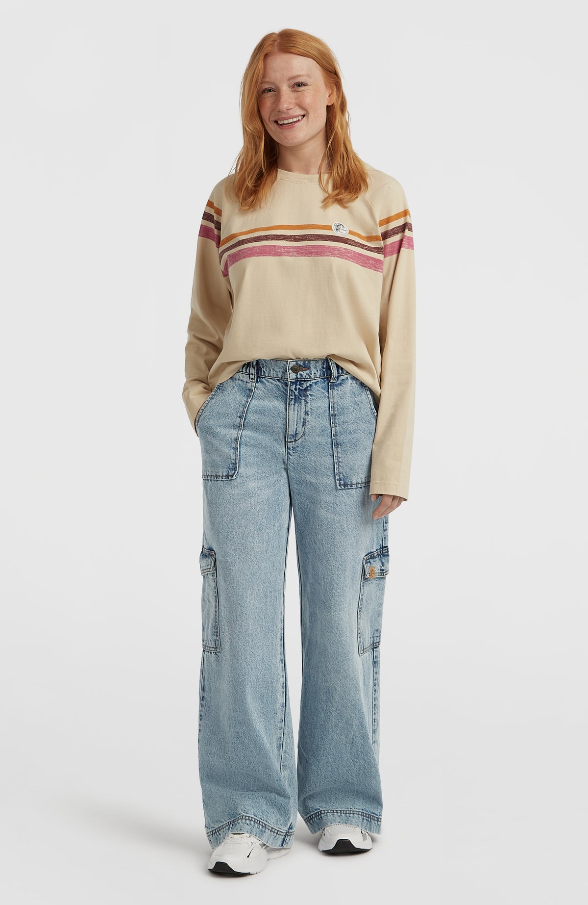 O'Neill O'Riginals Denim-Cargohose für Damen, blau, Vorderansicht am Model mit weitem Schnitt