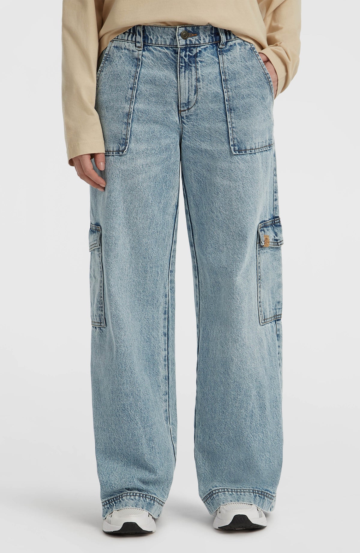 O'Riginals Denim-Cargohose für Damen, blau, Vorderansicht am Model mit aufgesetzten Fronttaschen