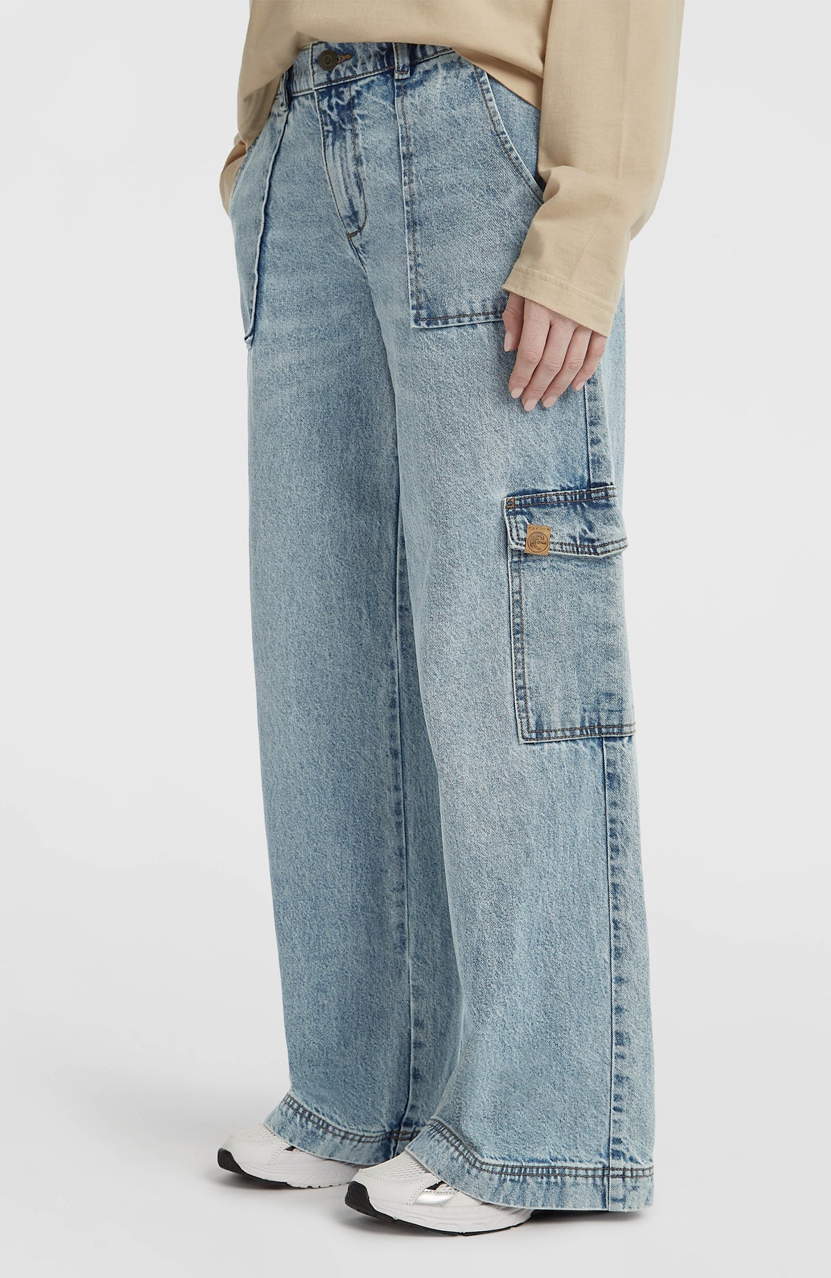 O'Riginals Denim-Cargohose für Damen, blau, Seitenansicht am Model mit aufgesetzter Cargotasche