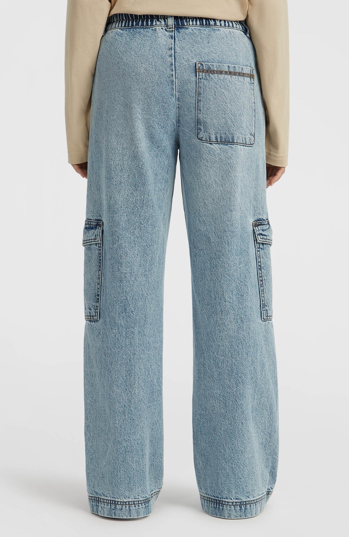 O'Riginals Denim-Cargohose für Damen, blau, Rückansicht am Model mit Gesäßtasche und Gummibund