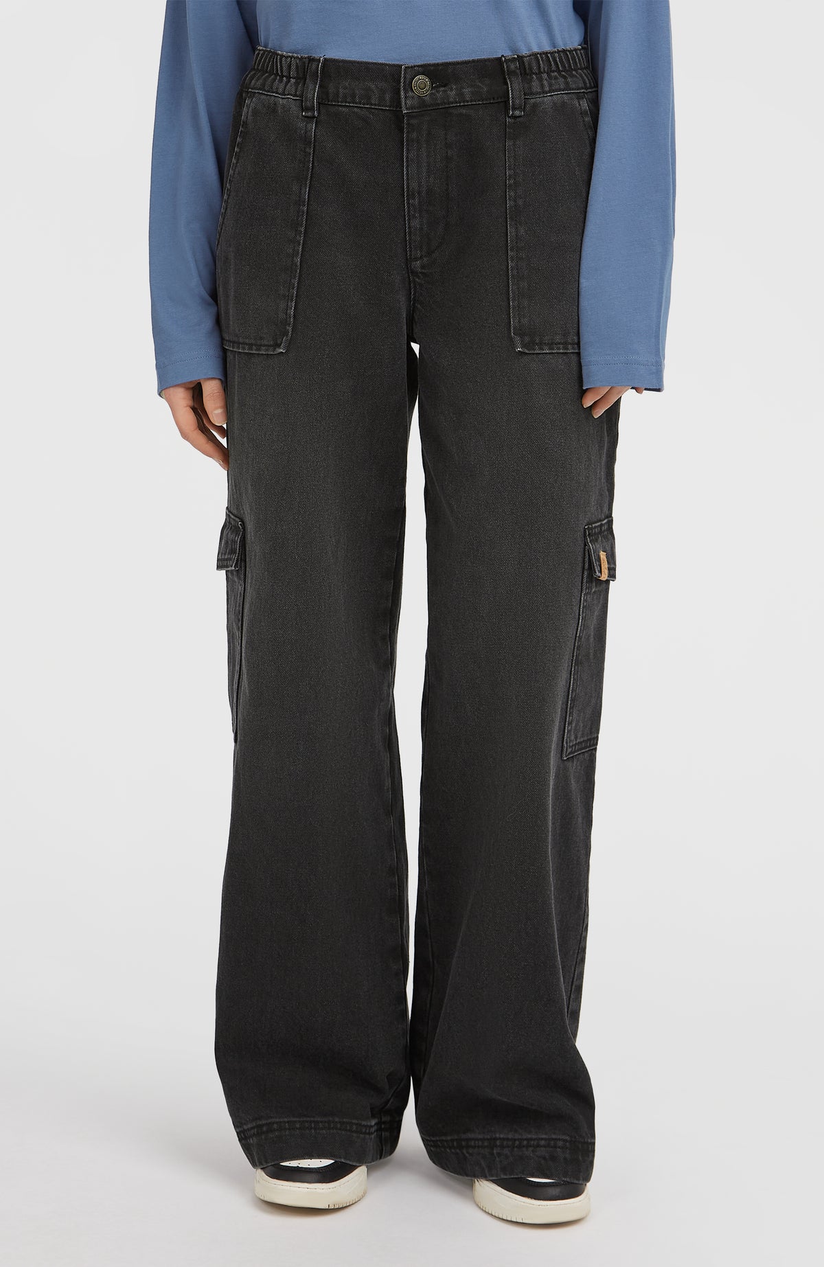 Schwarze O'Riginals Denim-Cargohose für Damen, Vorderansicht am Model mit elastischem Hosenbund