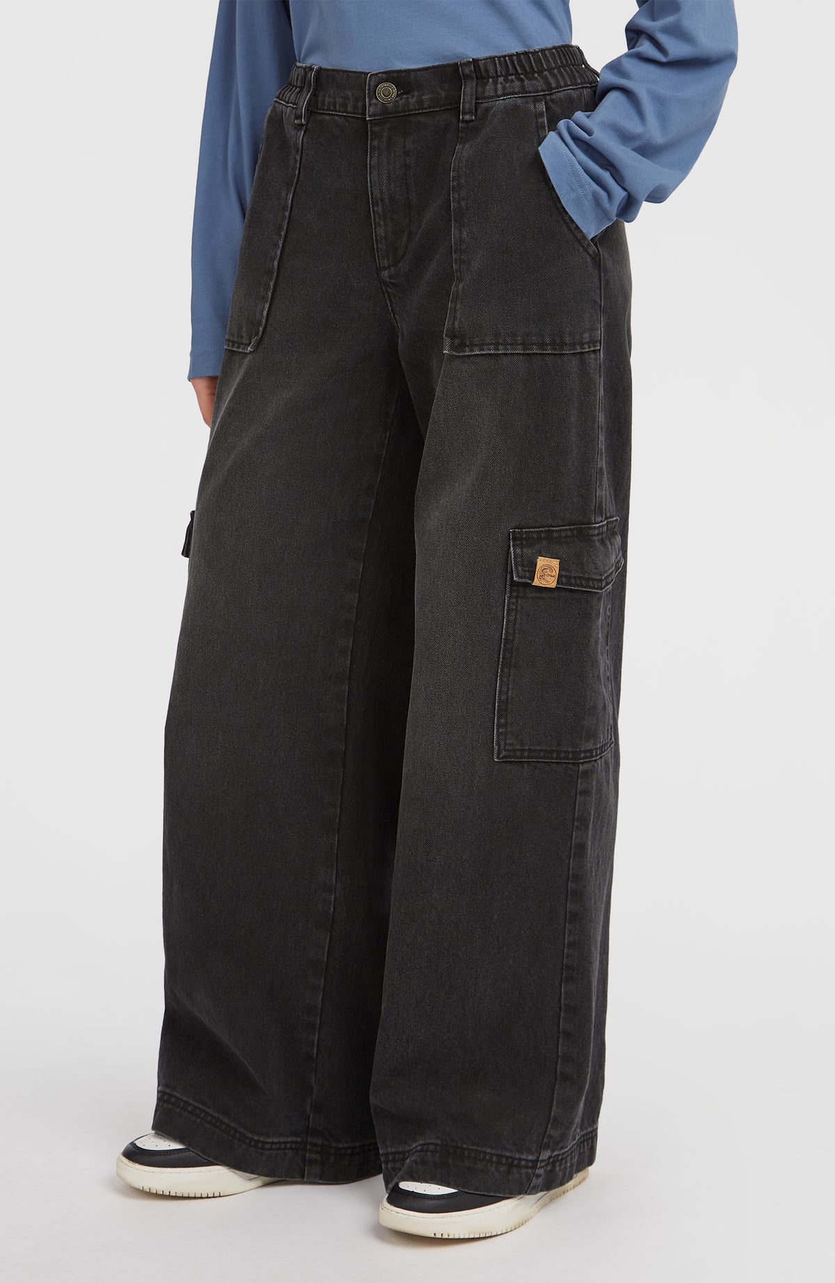 Schwarze O'Riginals Denim-Cargohose für Damen, seitliche Ansicht am Model mit weitem Schnitt
