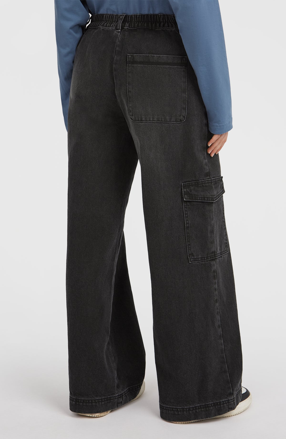 Schwarze O'Riginals Denim-Cargohose für Damen, Ansicht von hinten am Model mit aufgesetzter Gesäßtasche