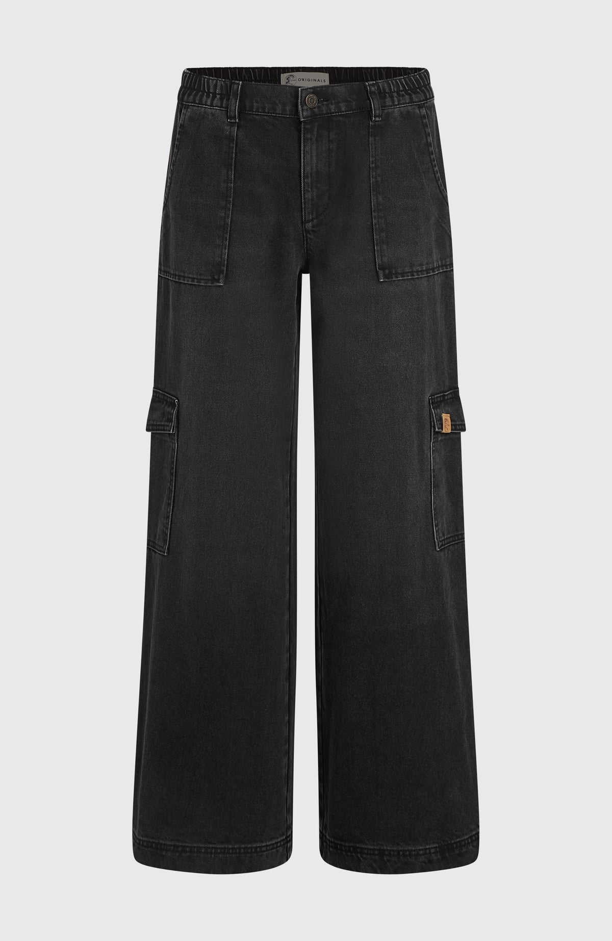Schwarze O'Riginals Denim-Cargohose für Damen, freigestellt von vorne mit Bundknopf und Beintaschen