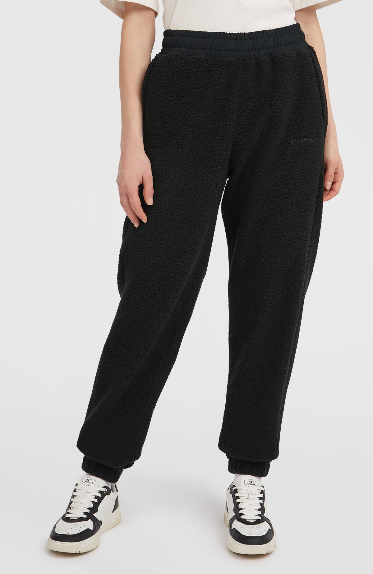Flauschige Must-Have Jogginghose für Damen, schwarz, Vorderansicht am Model mit elastischem Bund