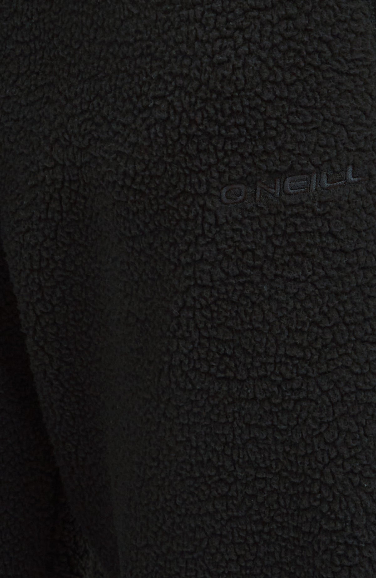 Nahaufnahme der schwarzen Flauschige Must-Have Jogginghose, freigestellt mit tonaler Logo-Stickerei