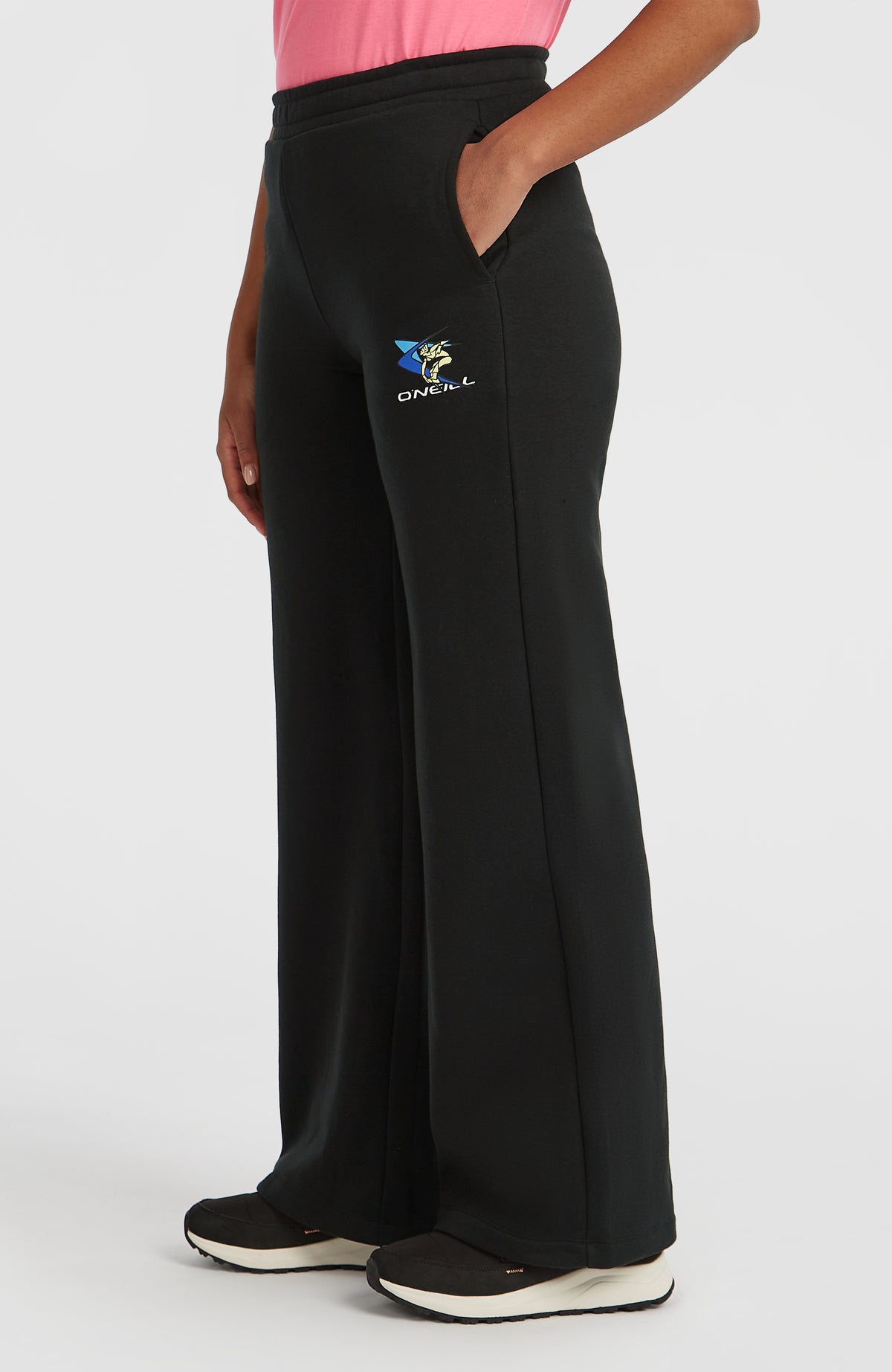 FWC'Play Jogginghose für Damen, schwarz, seitliche Ansicht am Model mit sichtbarer Eingrifftasche