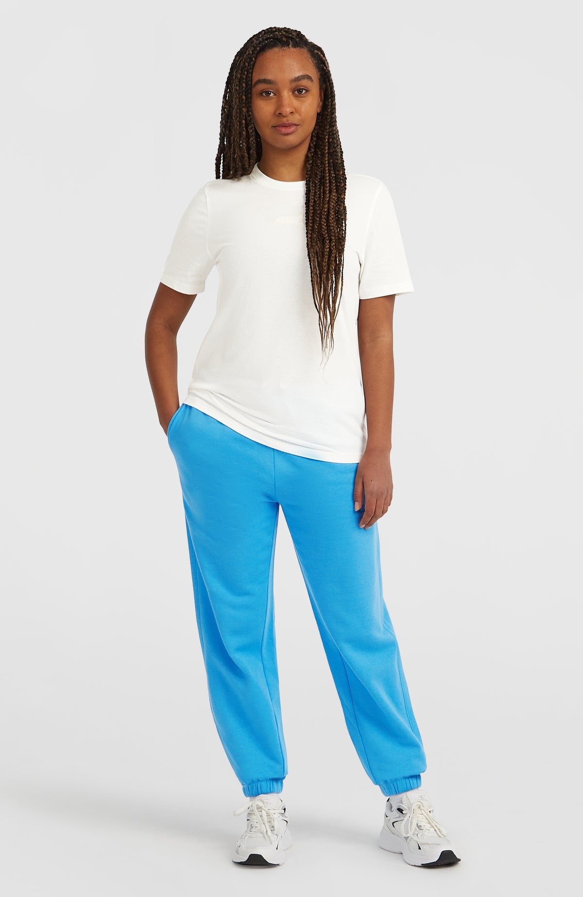 O'Neill Essentials Script Jogginghose für Damen, blau, getragen am Model, Vorderansicht in voller Länge