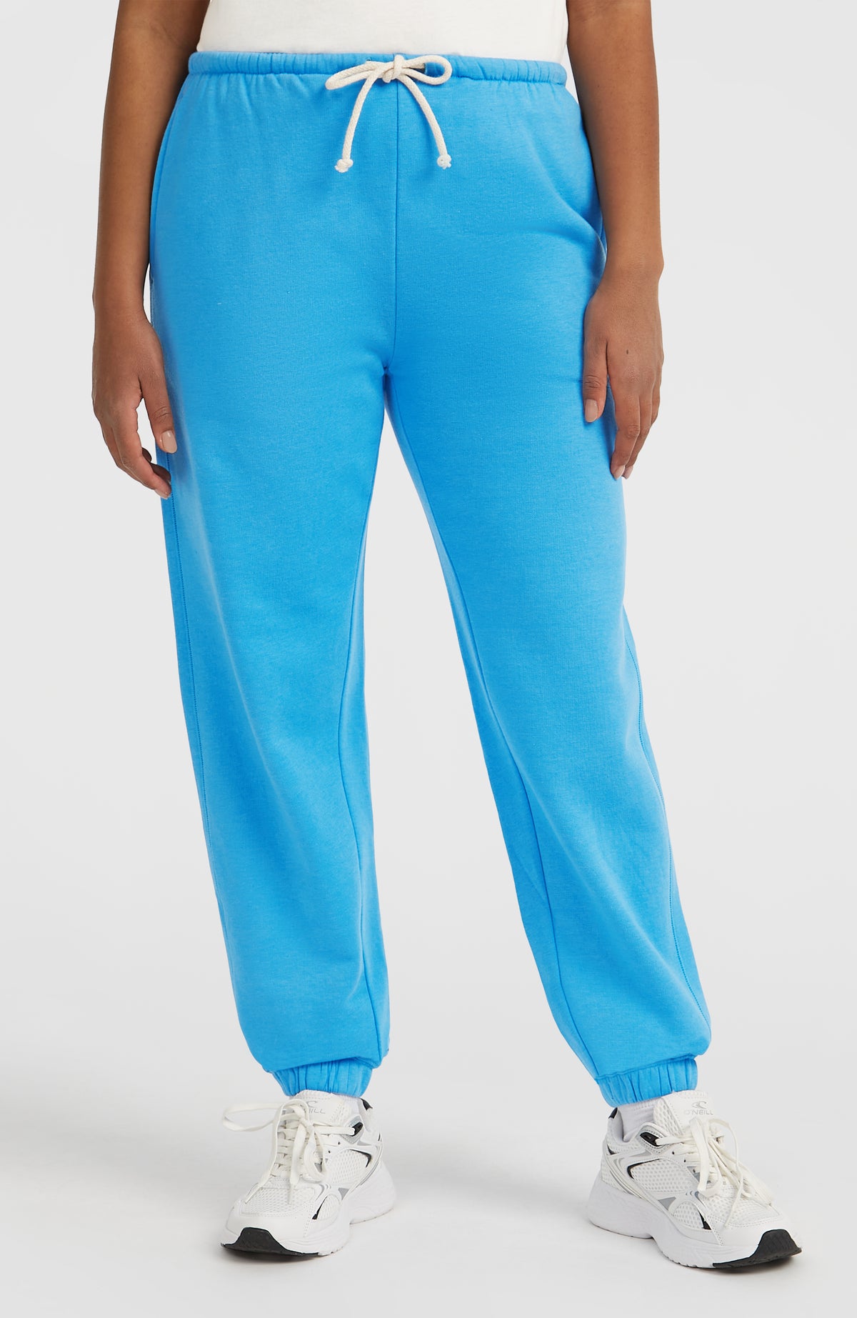 Essentials Script Jogginghose für Damen, blau, Vorderansicht am Model mit weißem Kordelzug am Bund