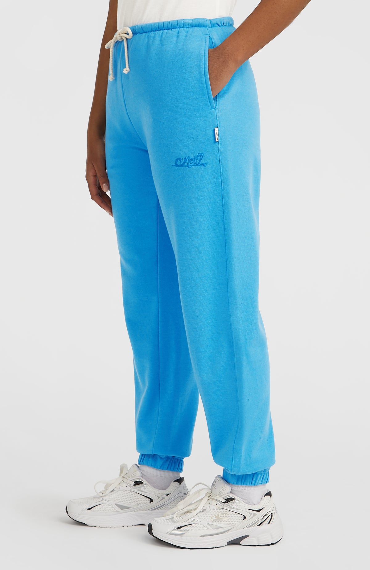 Essentials Script Jogginghose für Damen, blau, Seitenansicht am Model mit tonaler Logo-Stickerei