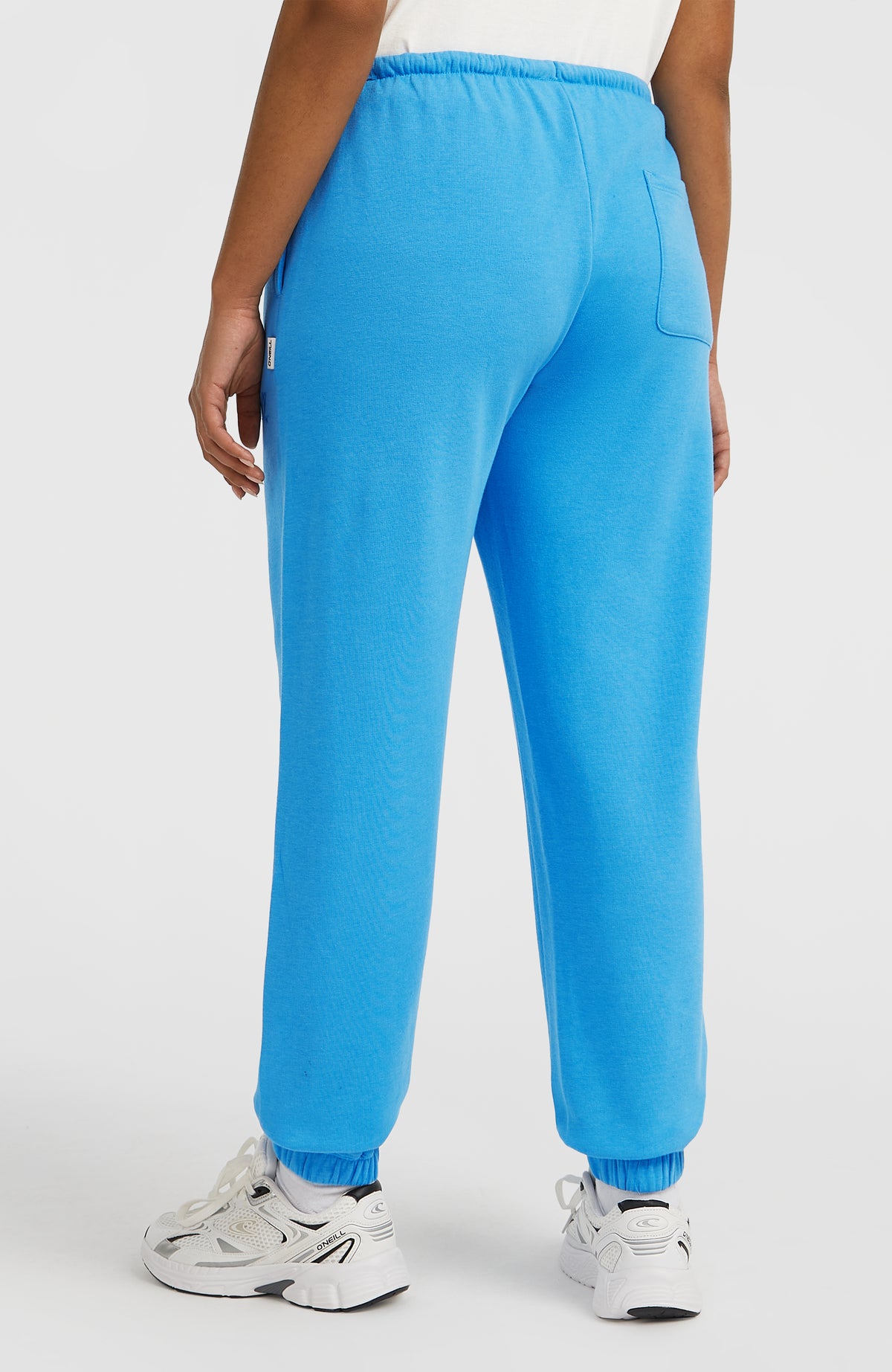 Essentials Script Jogginghose für Damen, blau, Rückansicht am Model mit aufgesetzter Gesäßtasche