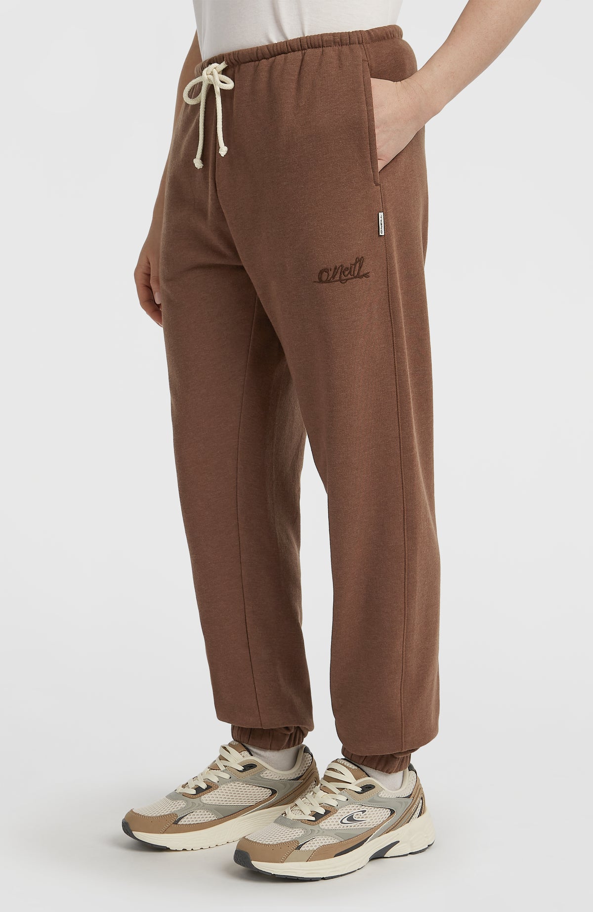 Essentials Script Jogginghose für Damen, braun, Seitenansicht am Model mit elastischem Bund