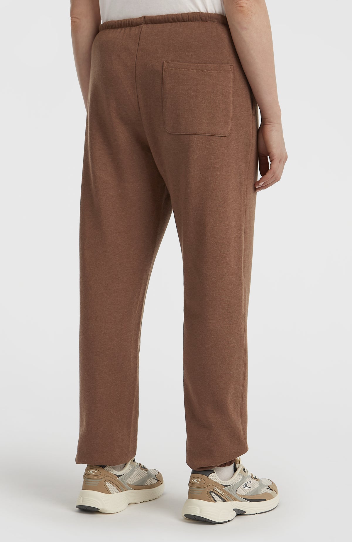 Essentials Script Jogginghose für Damen, braun, Rückansicht am Model mit aufgesetzter Gesäßtasche