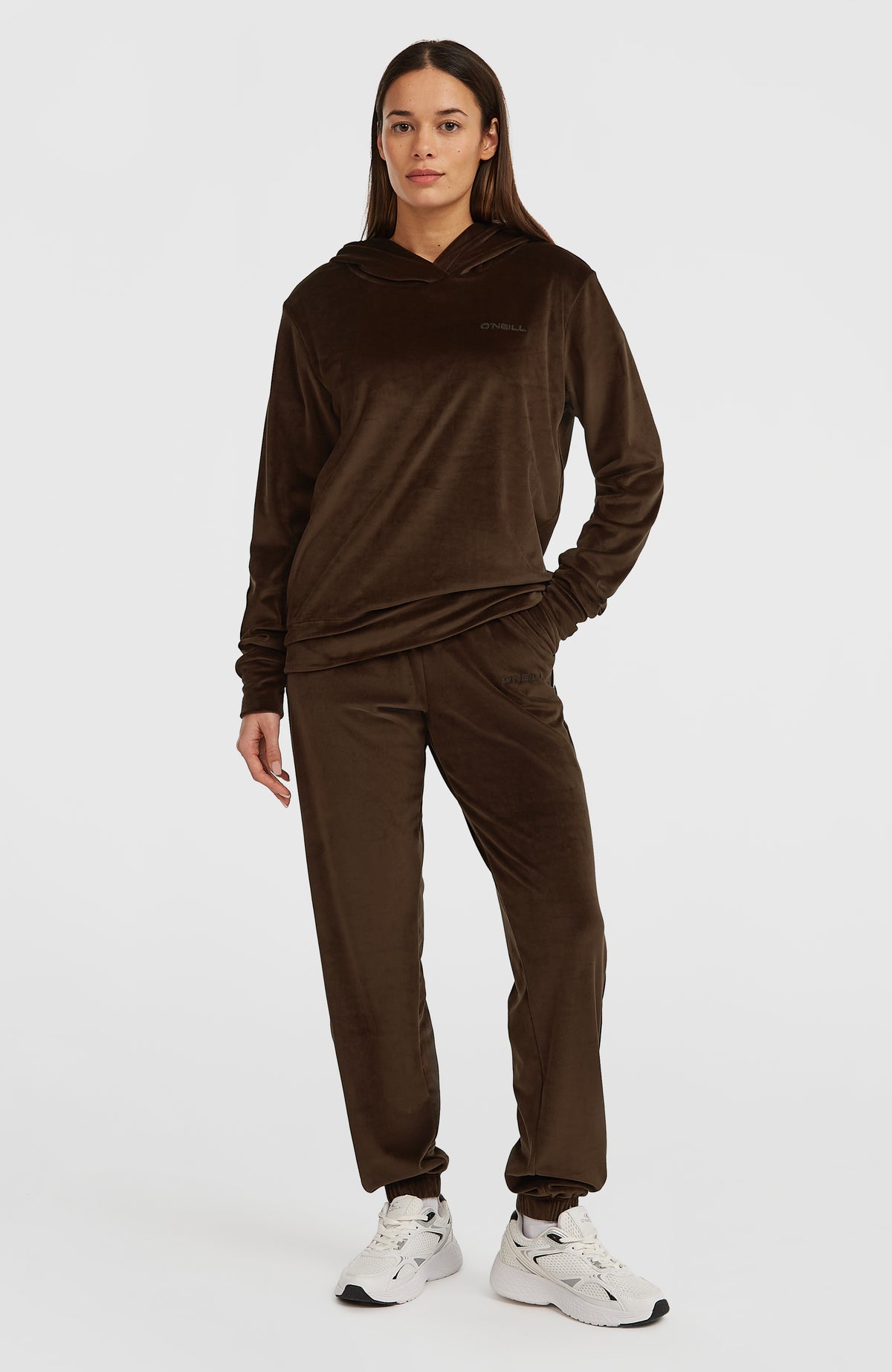 O'Neill FWC'Cruz Velour Jogginghose für Damen, braun, getragen am Model in Ganzkörperansicht von vorne