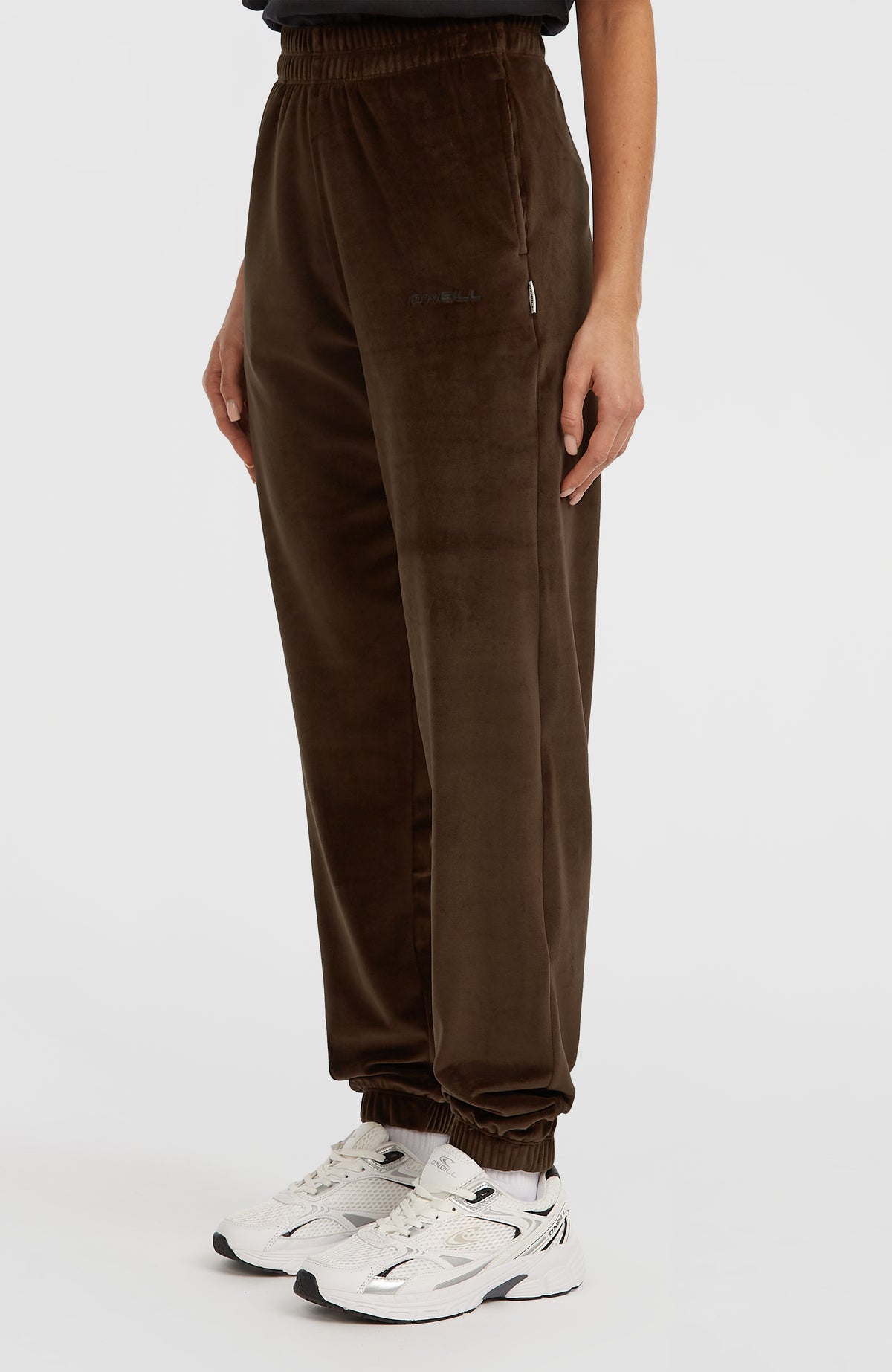 FWC'Cruz Velour Jogginghose für Damen, braun, schräge Seitenansicht am Model mit seitlicher Eingrifftasche