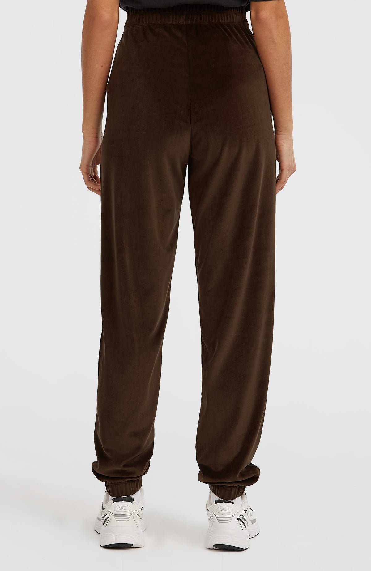 FWC'Cruz Velour Jogginghose für Damen, braun, Rückansicht am Model mit elastischem Bund und Beinabschlüssen