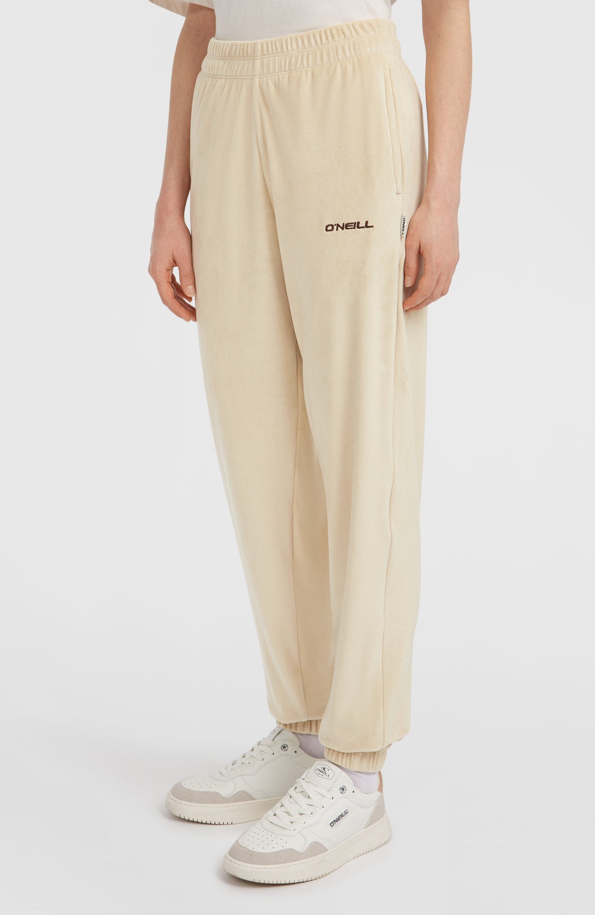 FWC'Cruz Velour Jogginghose für Damen, beige, getragen am Model in Schrägansicht