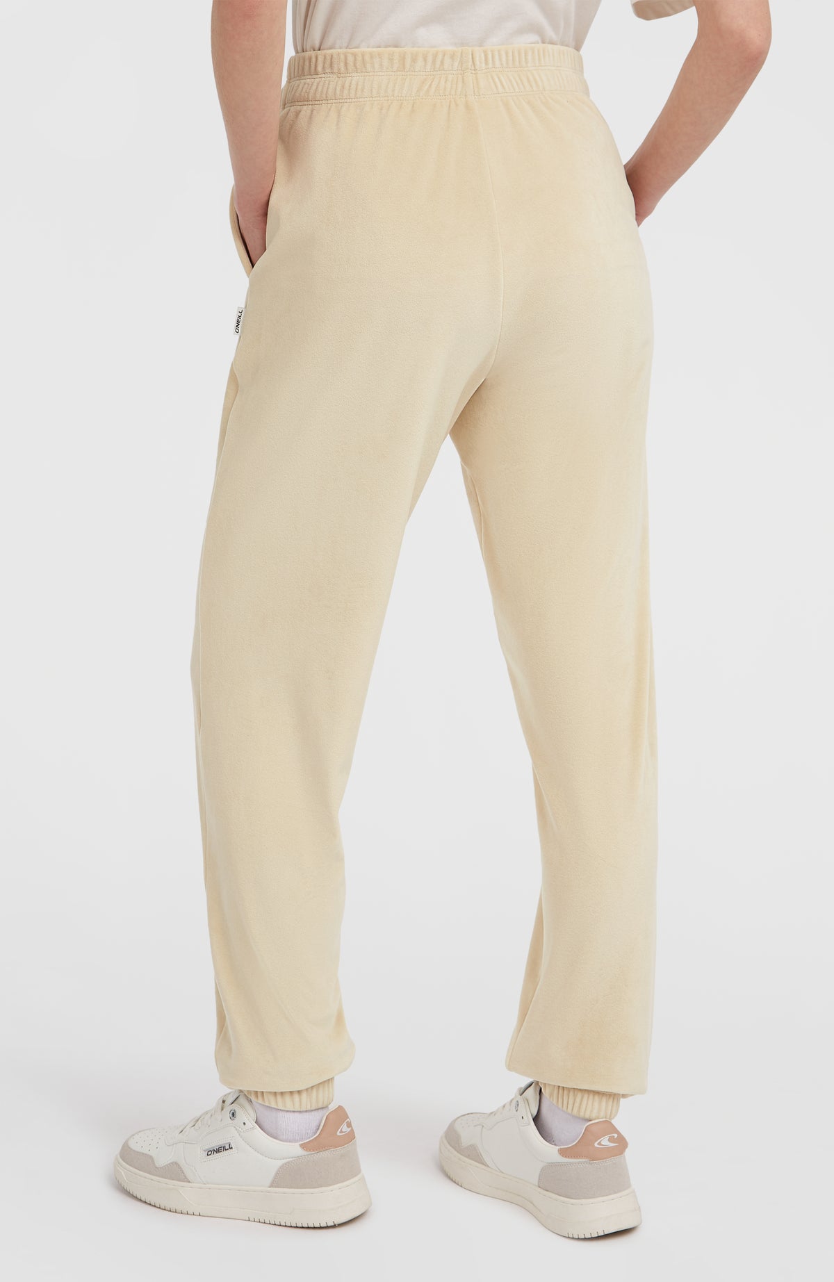 FWC'Cruz Velour Jogginghose für Damen, beige, Rückansicht am Model