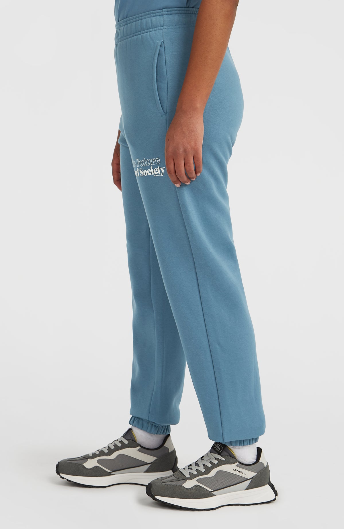 Future Surf Society Jogginghose für Damen, blau mit Logo-Print in Weiß, Seitenansicht mit Seitentasche