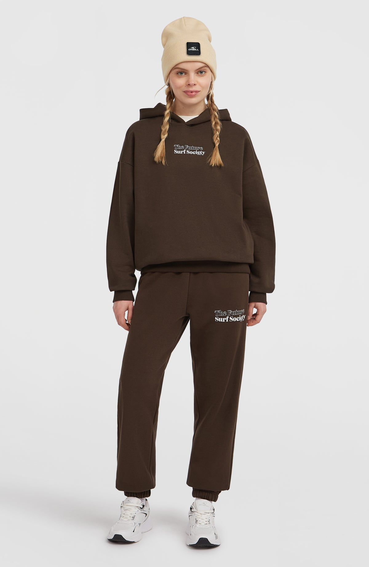 O'Neill Future Surf Society Jogginghose für Damen, braun mit Logo-Print in Weiß, getragen am Model, Vorderansicht