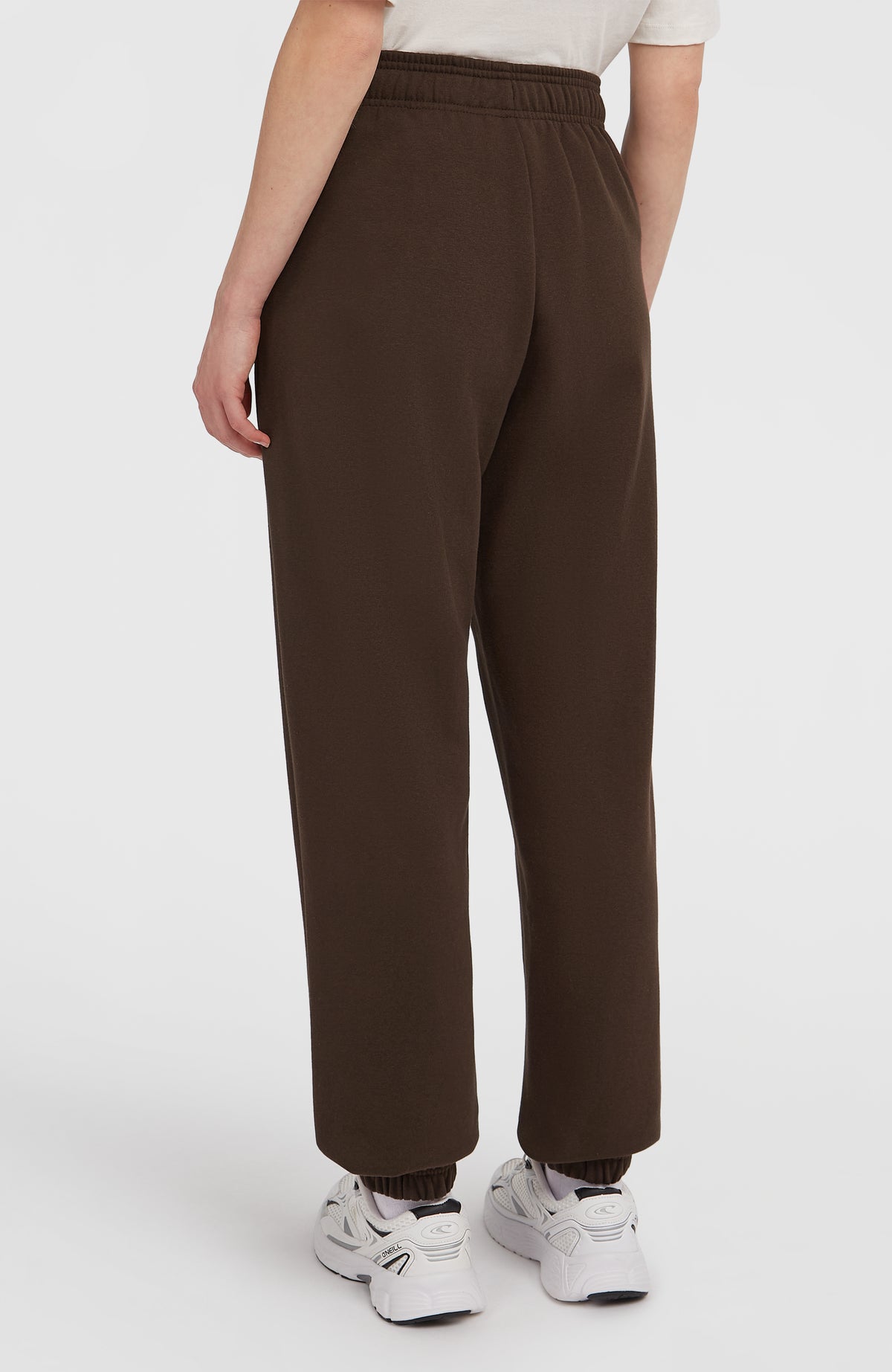 Future Surf Society Jogginghose für Damen, braun mit Logo-Print in Weiß, Rückansicht am Model mit elastischen Bündchen