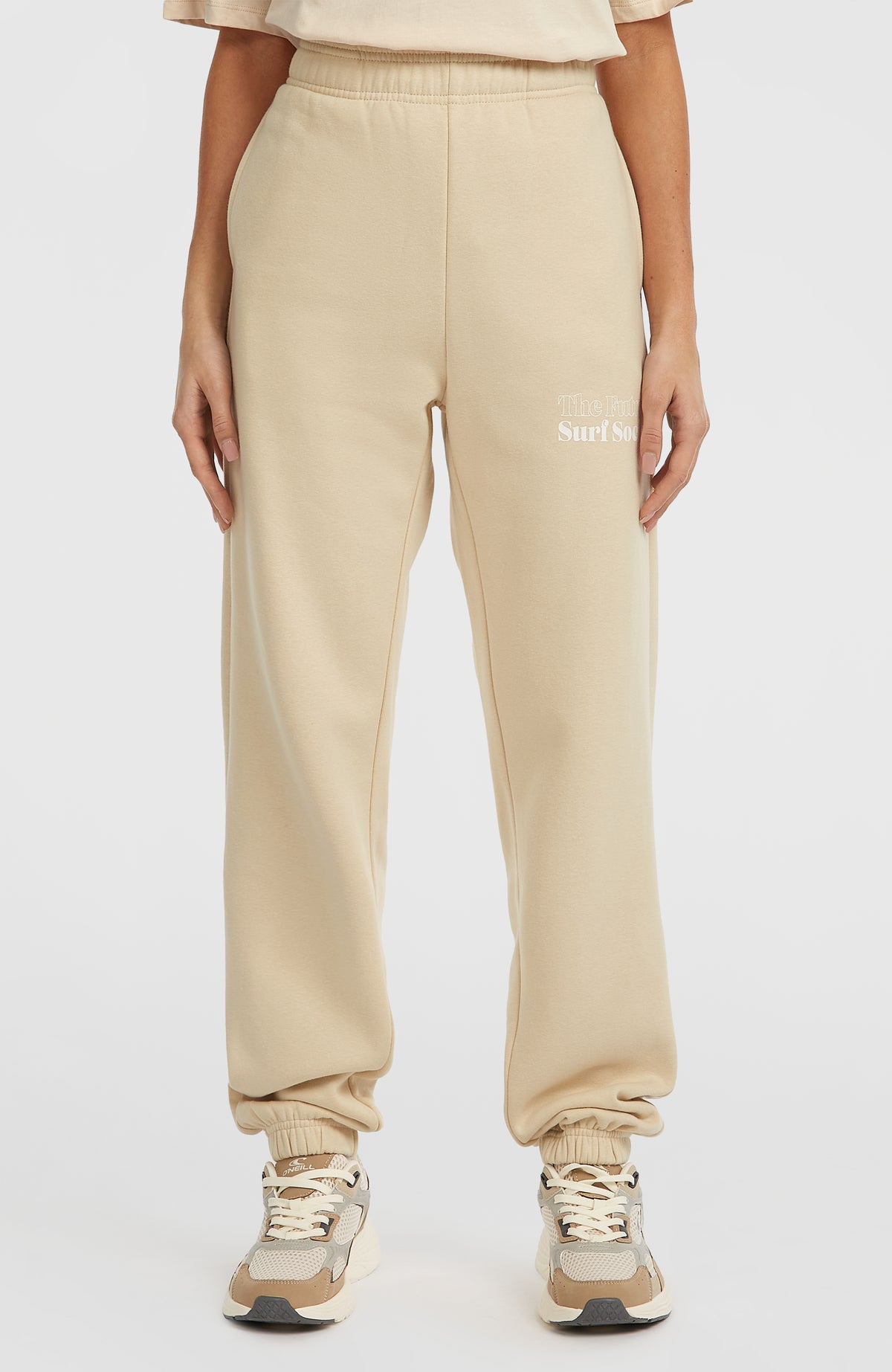 Future Surf Society Jogginghose für Damen, beige mit Logo-Print in Weiß, Vorderansicht am Model